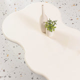 Mesa de café de forma libre escandinava con base de madera en beige