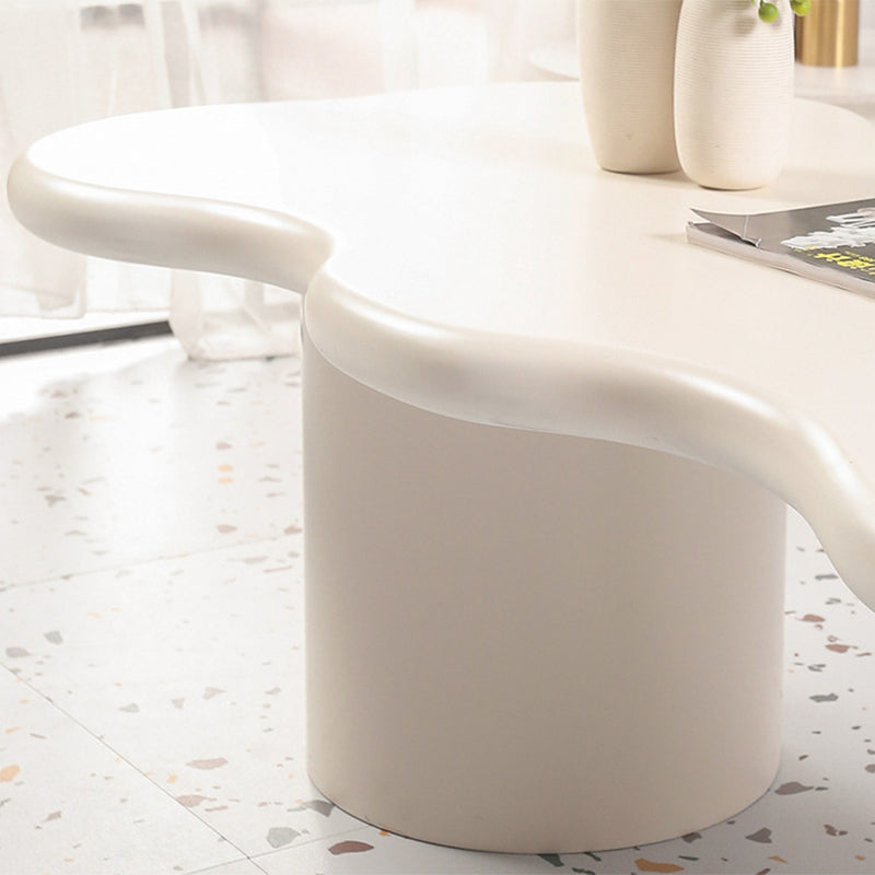 Mesa de centro escandinava de forma libre con base de madera en beige