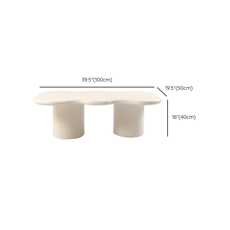 Mesa de centro escandinava de forma libre con base de madera en beige