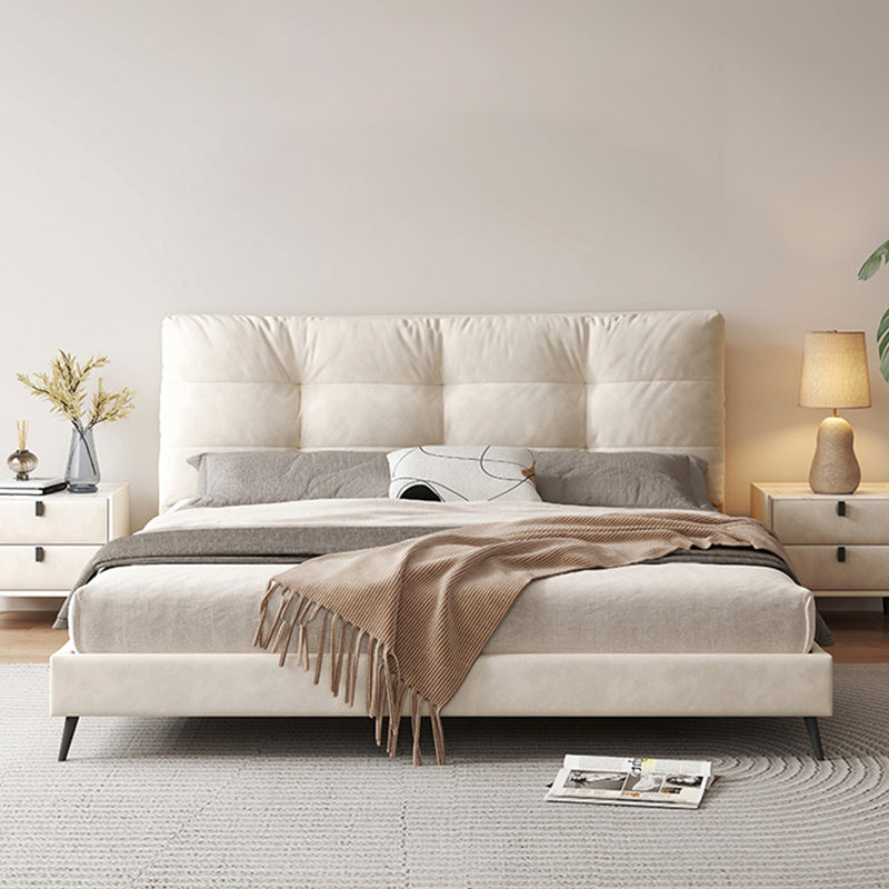 Eigentijds standaardbed met rechthoekige gestoffeerd hoofdeinde