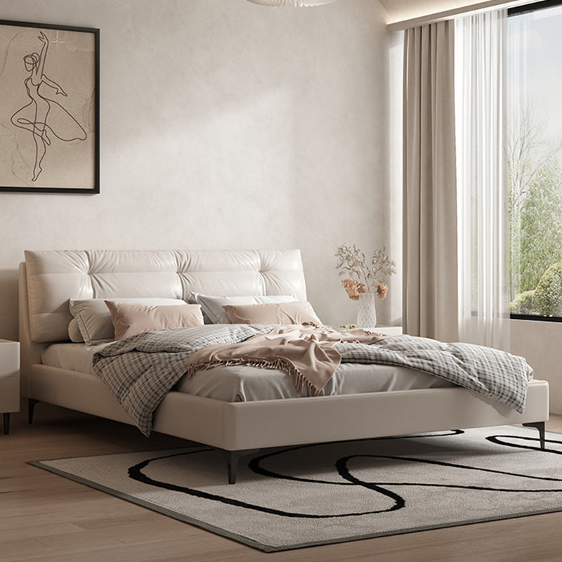 Eigentijds standaardbed met rechthoekige gestoffeerd hoofdeinde