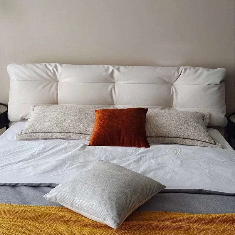 Eigentijds standaardbed met rechthoekige gestoffeerd hoofdeinde