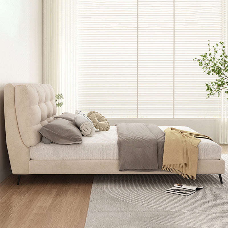 Eigentijds standaardbed met rechthoekige gestoffeerd hoofdeinde