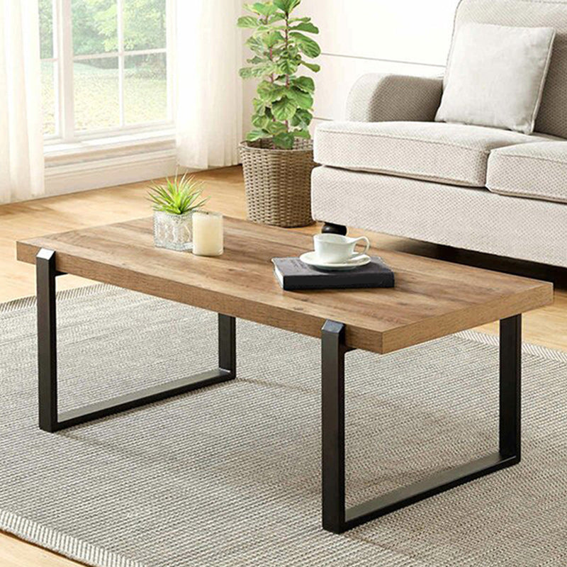 Skandinavischer Couchtisch mit rechteckiger Massivholzplatte und Kufengestell aus Eisen