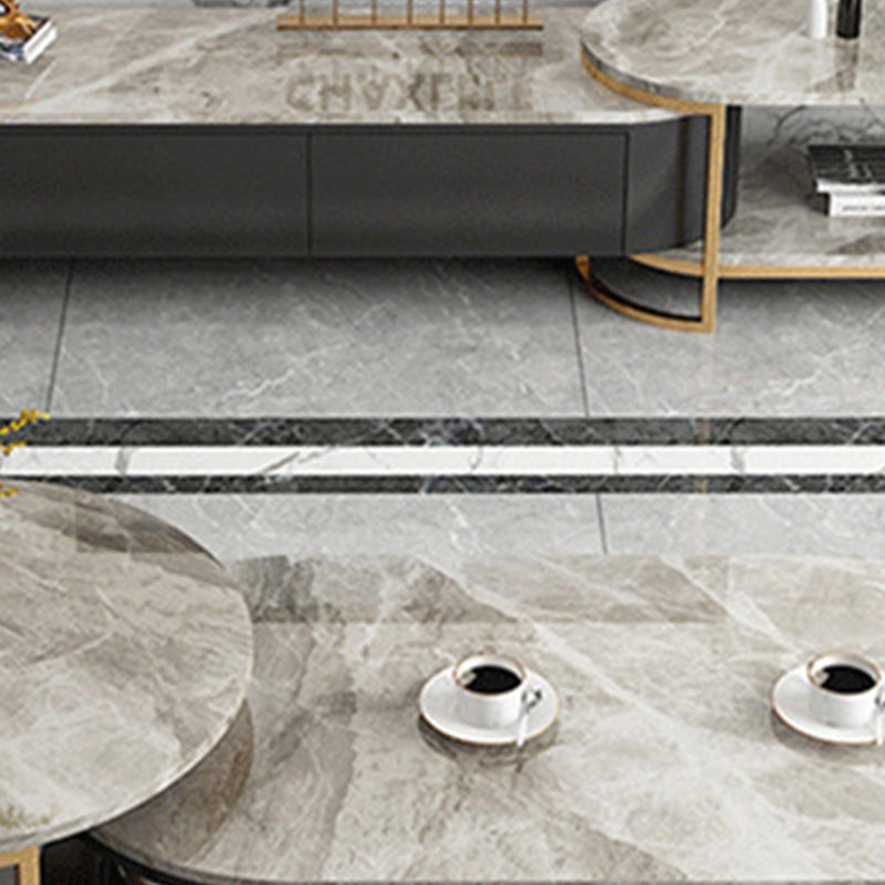 Table basse à base de piédestal Glam blanche avec plateau en pierre et base en métal