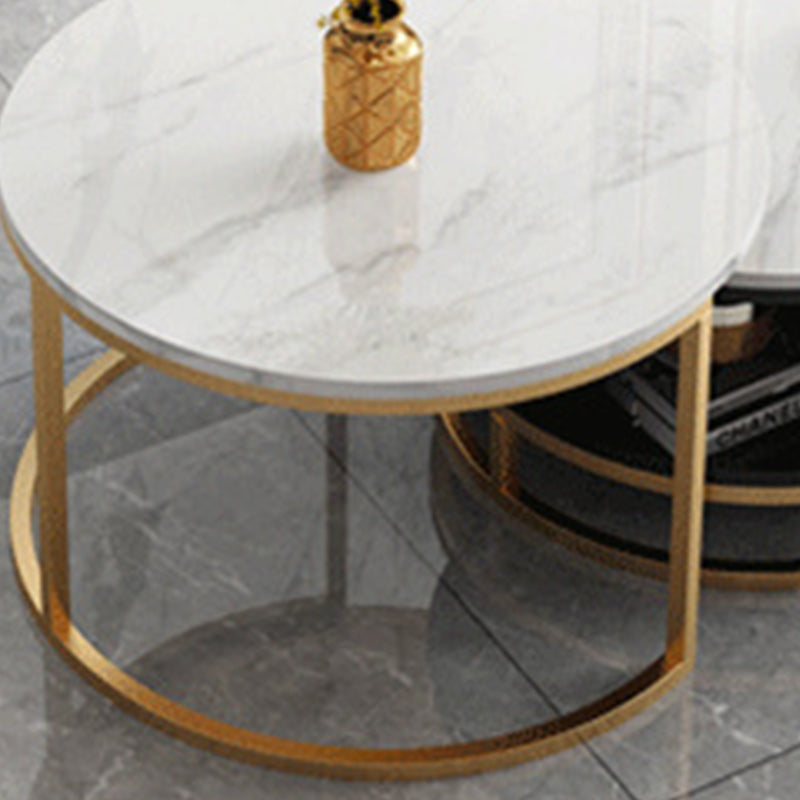 Table basse à base de piédestal Glam blanche avec plateau en pierre et base en métal