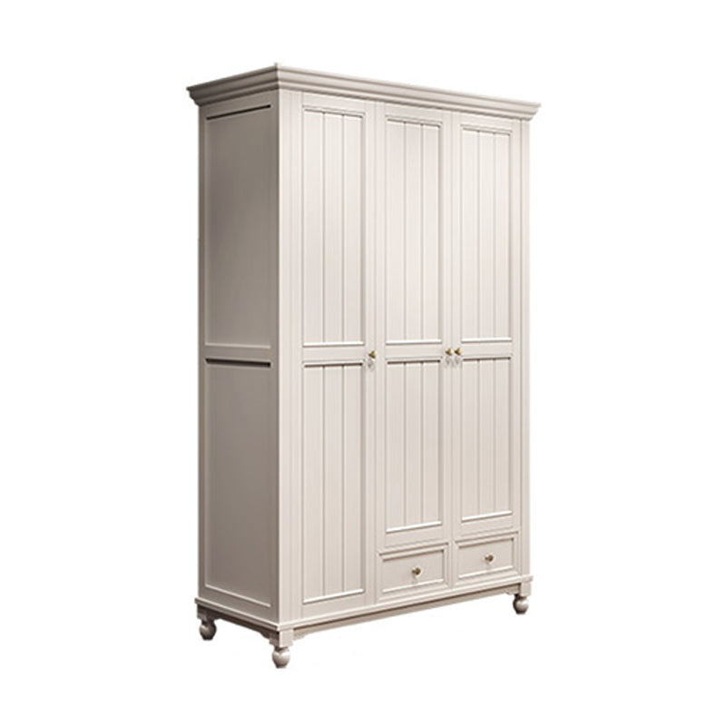 Armoire blanche de campagne française pour chambre à coucher avec des tiroirs