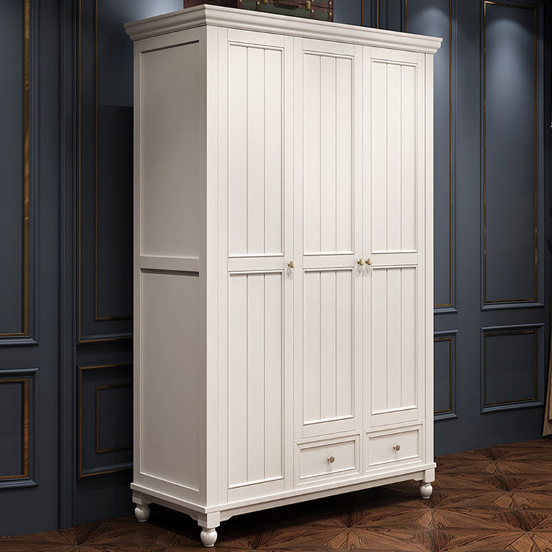 Armoire blanche de campagne française pour chambre à coucher avec des tiroirs
