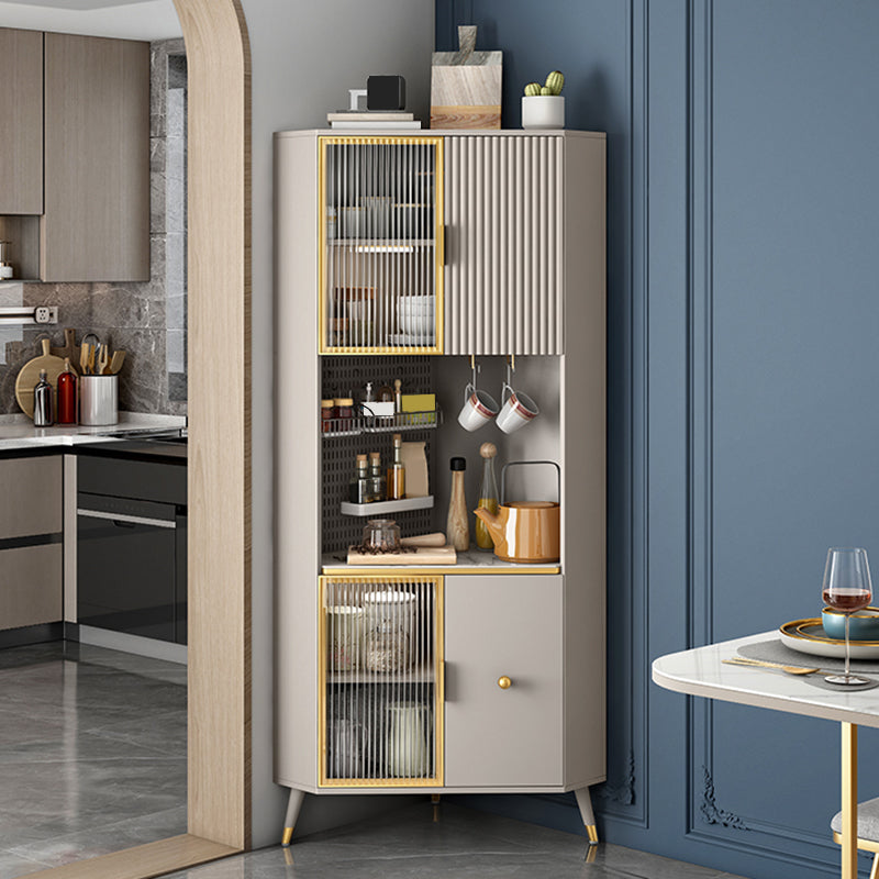 Scheda laterale in pietra a buffet in stile moderno con armadi