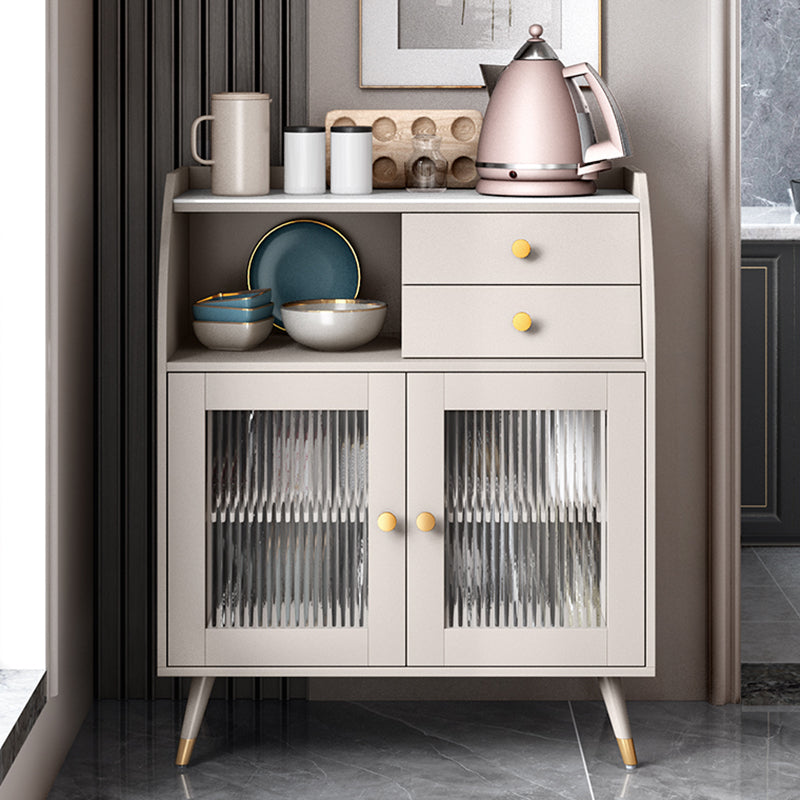 Tavolo da tavolo a buffet in stile glam con armadi e cassetti