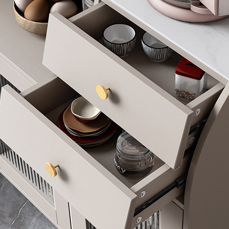 Tavolo da tavolo a buffet in stile glam con armadi e cassetti