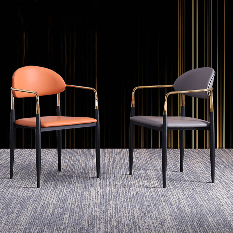Sedia a braccio glam in pelle sedia da pranzo a base di metallo per sala da pranzo