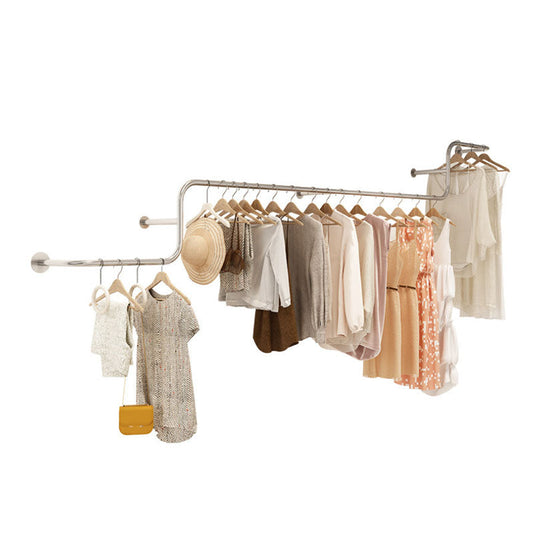 Luxuriöser Festkleidermantel mit Wandmontierkleiderbügel montiert