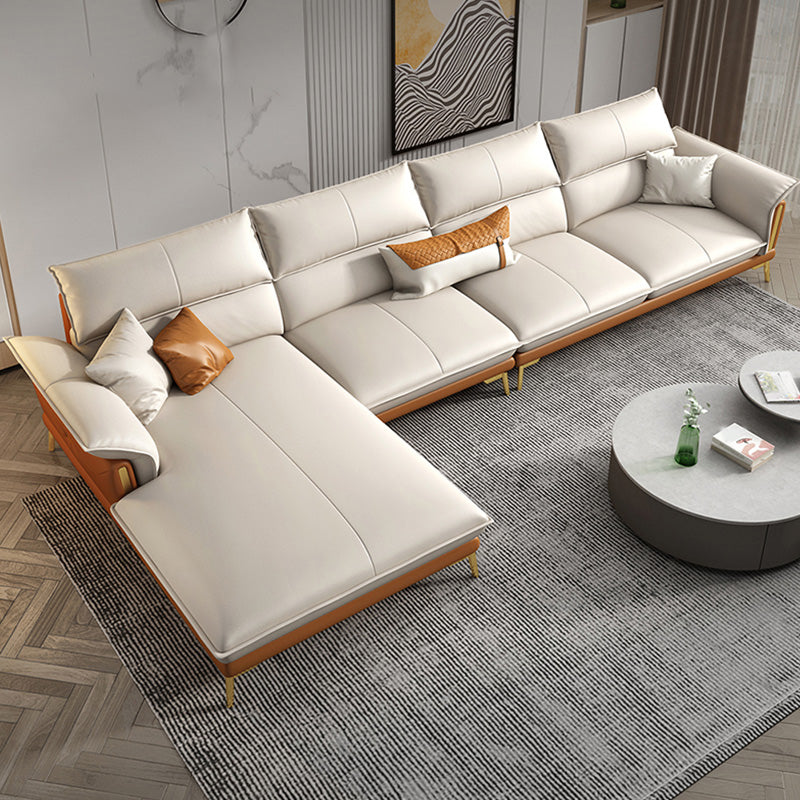 Glam lederen woonkamer zitplaatsen wijd uitlopende armkussens witte bank