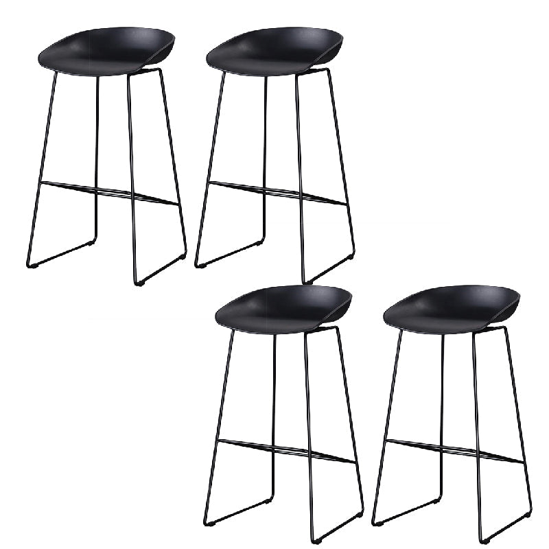 Taburete de bar sin brazos con respaldo bajo Glam, taburete de plástico para interiores con base de metal