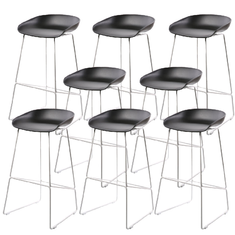 Taburete de bar sin brazos con respaldo bajo Glam, taburete de plástico para interiores con base de metal