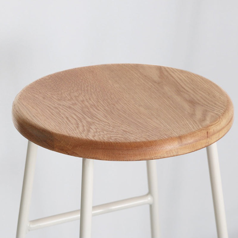 カフェ用のシートとペダル付きのモダンなアームレスバックレススツール鉄のバースツール