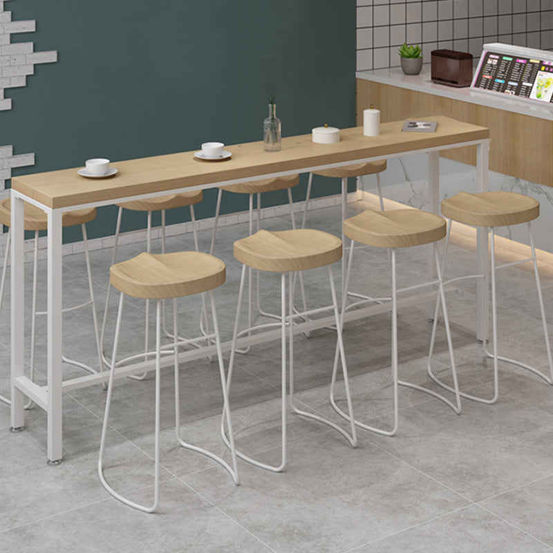 Mesa rectangular con altura de barra, patas blancas y mesa de bar con base de metal para uso en patio