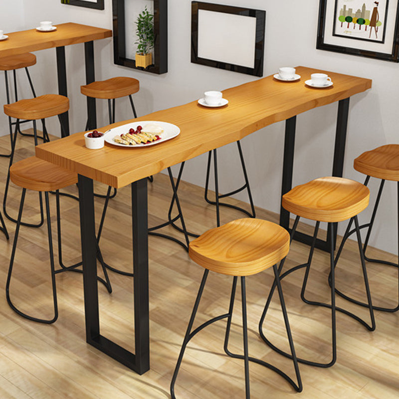 Moderner Bistrotisch in Barhöhe mit Massivholzplatte und Kufengestell