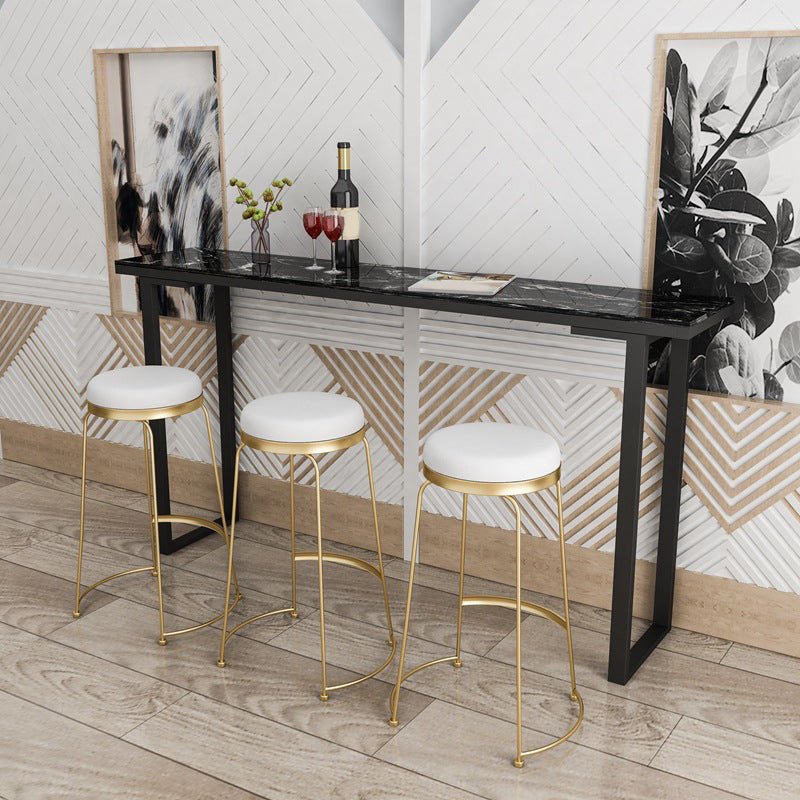 Faux marmeren tafel moderne bistro-bartafel met sledeonderstel