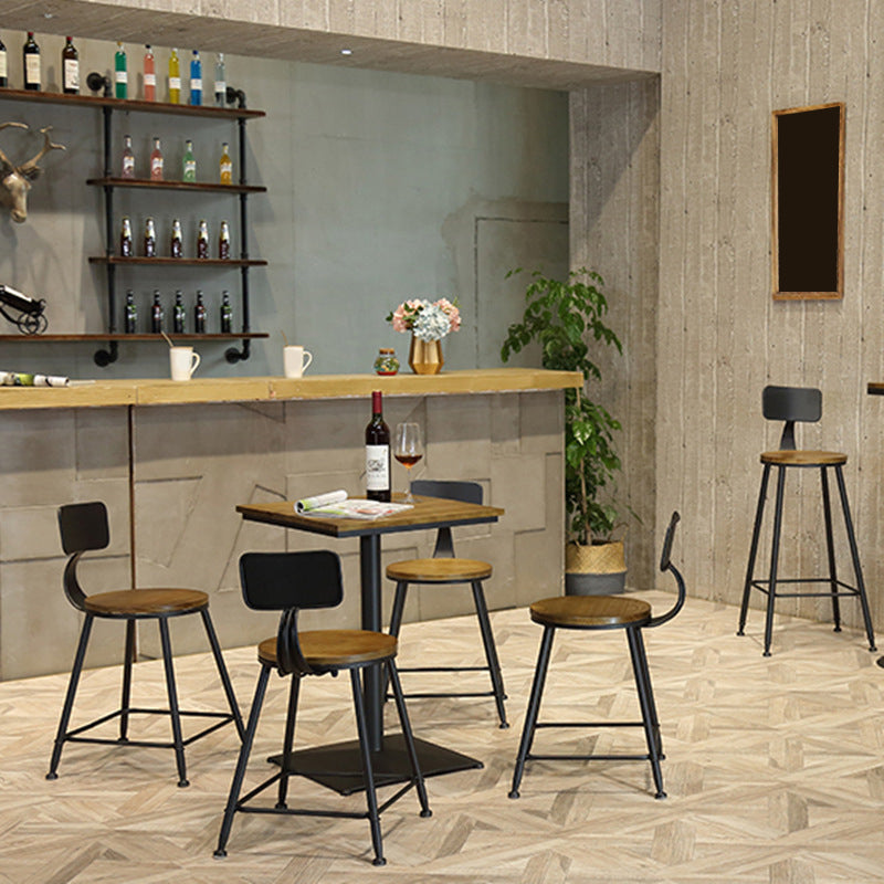 Industrieller Bistro-Stehtisch mit Sockel aus massivem Holz und Metall