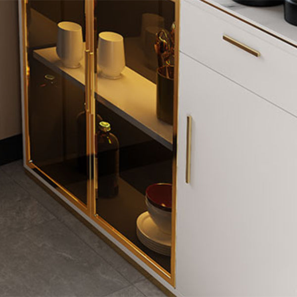 Tavolo di sideboard glam con cassetti in pietra e server da pranzo in legno