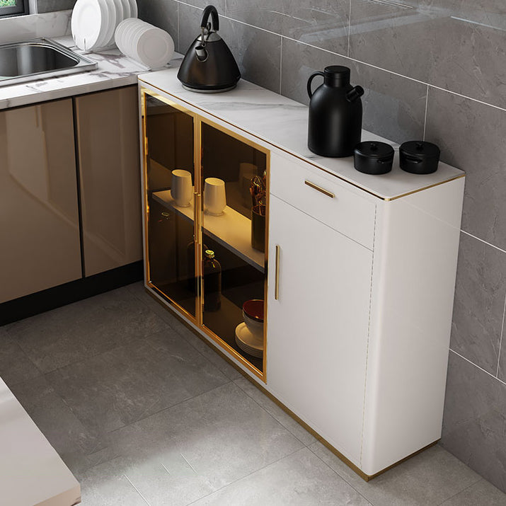 Tavolo di sideboard glam con cassetti in pietra e server da pranzo in legno