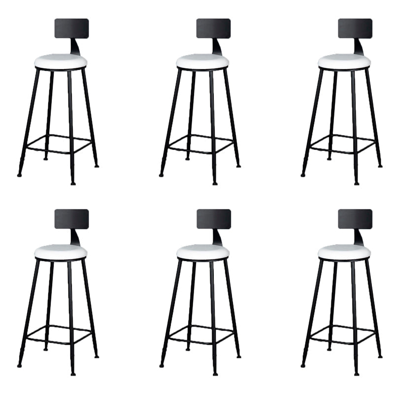 Moderne armloze rugleunkruk IJzeren barkruk met kussen en pedaal voor binnen