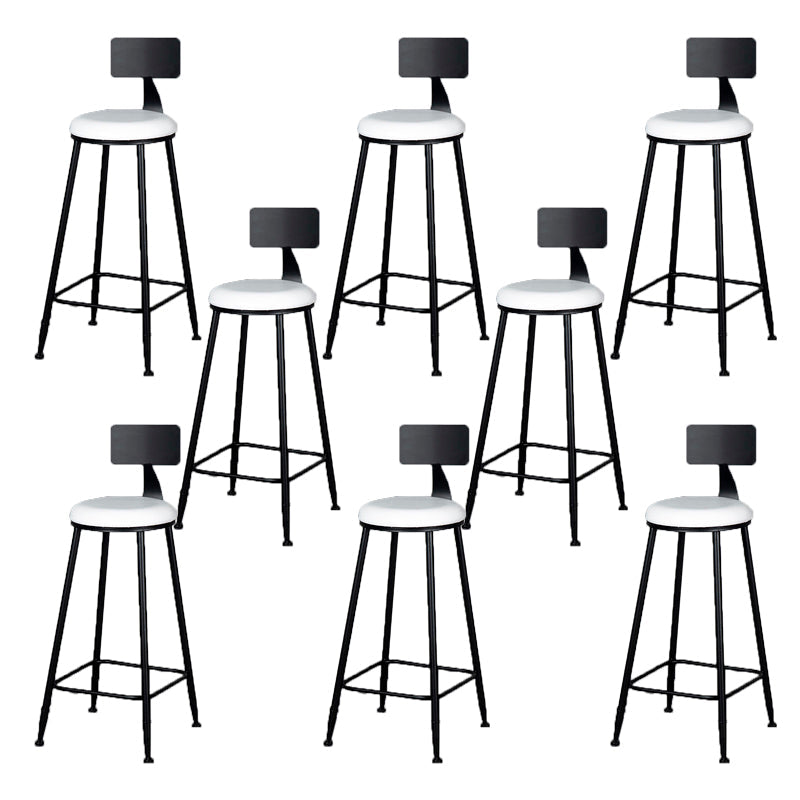 Moderne armloze rugleunkruk IJzeren barkruk met kussen en pedaal voor binnen