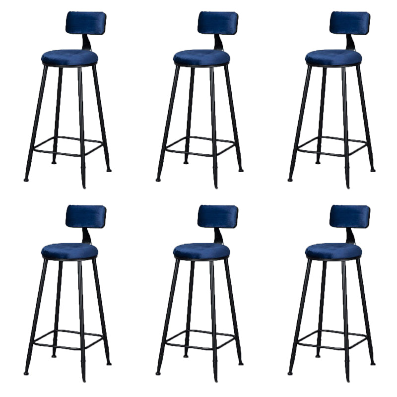 Moderne armloze rugleunkruk IJzeren barkruk met kussen en pedaal voor binnen