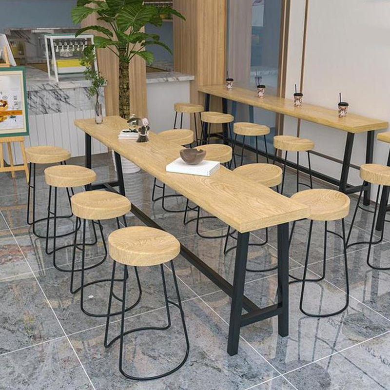 Eigentijdse pubtafel op barhoogte, massief houten tafel op tegenhoogte
