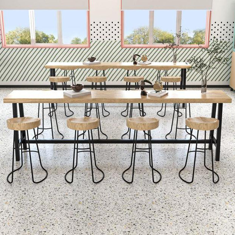Eigentijdse pubtafel op barhoogte, massief houten tafel op tegenhoogte