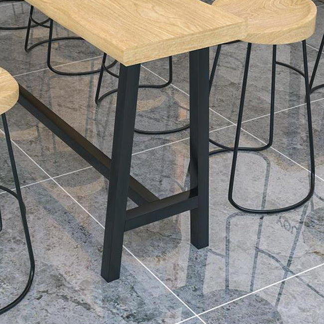 Eigentijdse pubtafel op barhoogte, massief houten tafel op tegenhoogte