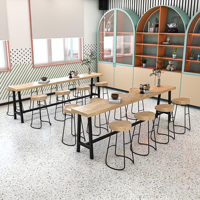 Eigentijdse pubtafel op barhoogte, massief houten tafel op tegenhoogte