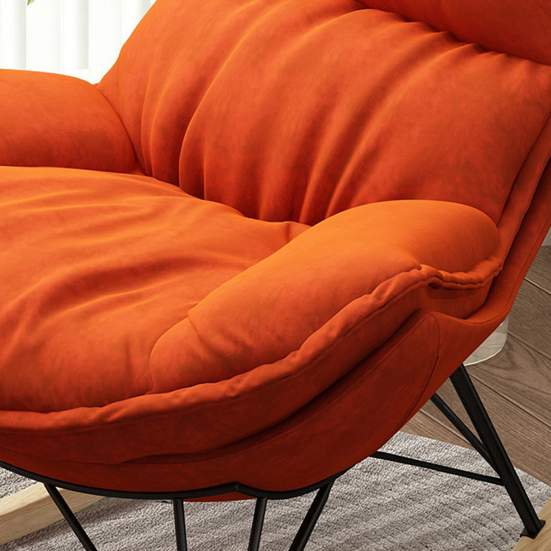 Chaise à bascule moderne de la chaise à bascule intérieure de détail de détail avec des coussins amovibles