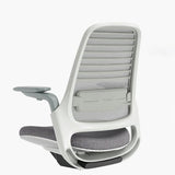 モダンなスイベルチェアチルトメカニズムリムーバブルアームズオフィスチェア付き車輪付き