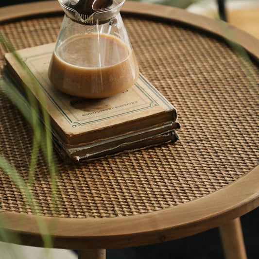 Tavola moderna del lato rotondo a 3 gambe con accenti di rattan