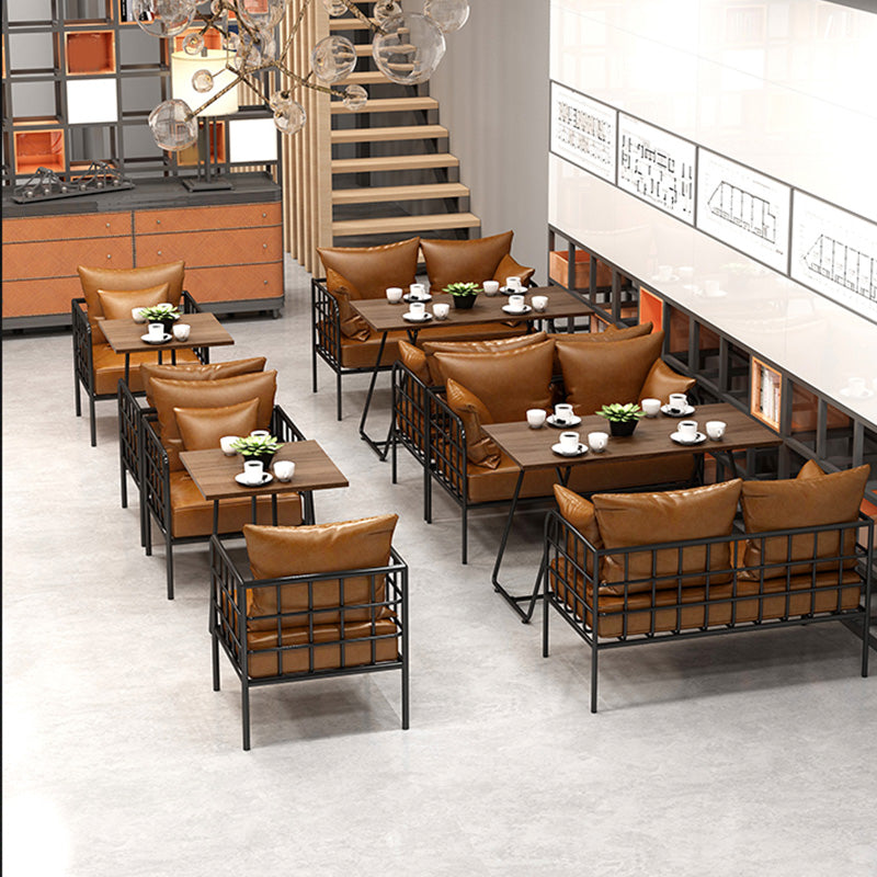 Divano a braccio di smoking industriale con sedute di cuscini in pelle e metallo