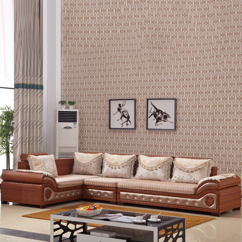 Sofá acento de ratán de estilo tropical y sofá slipbovered con almohadas