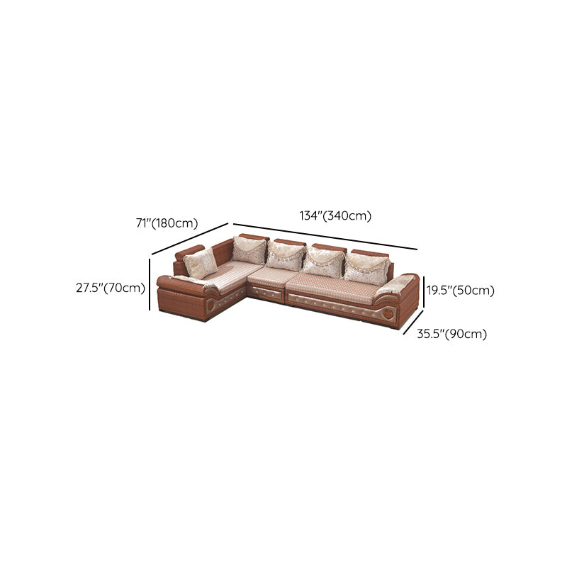 Sofá acento de ratán de estilo tropical y sofá slipbovered con almohadas