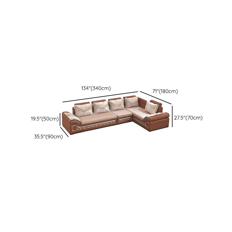 Sofá acento de ratán de estilo tropical y sofá slipbovered con almohadas