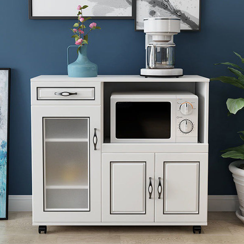 Server ingegnerizzato in ingegnerizzato server di cucina in stile glam con archiviazione aperta