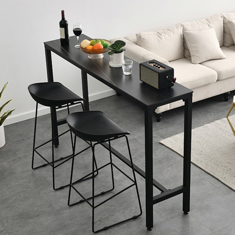 Moderne stenen bistro-bartafel met rechthoekig metalen onderstel