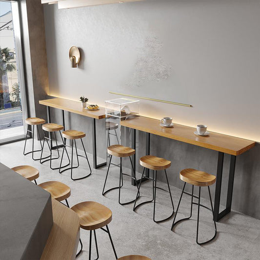 Bruine massief houten staaf tafel zwarte poten en metalen basisstang tafel