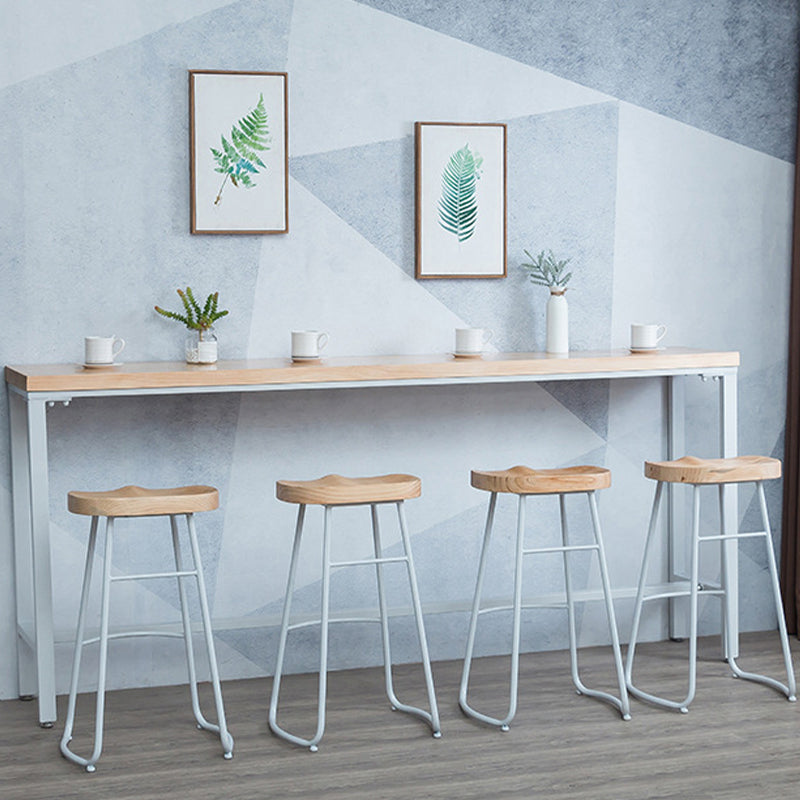 Brauner Bartisch aus massivem Holz, weiße Beine und Metallsockel