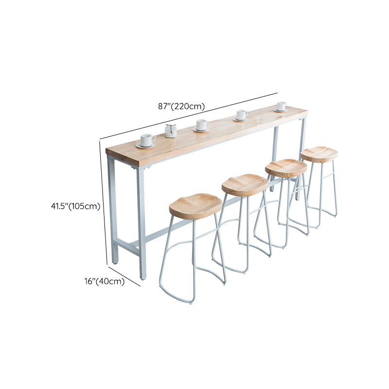 Brauner Bartisch aus massivem Holz, weiße Beine und Metallsockel