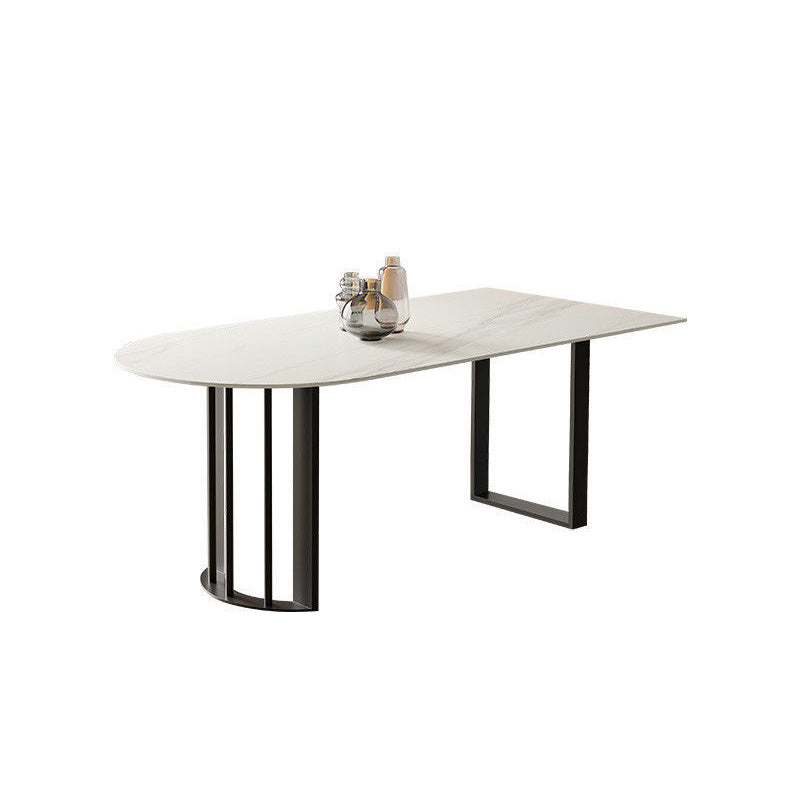 Moderne eettafel van gesinterde stenen met metalen poten voor thuisgebruik