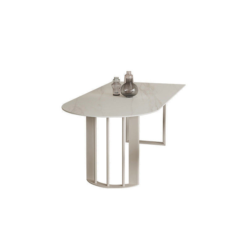 Moderne eettafel van gesinterde stenen met metalen poten voor thuisgebruik