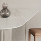 Moderne eettafel van gesinterde stenen met metalen poten voor thuisgebruik