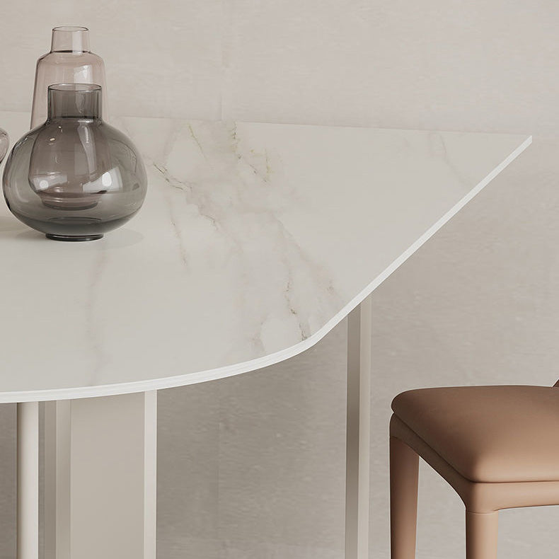 Moderne eettafel van gesinterde stenen met metalen poten voor thuisgebruik